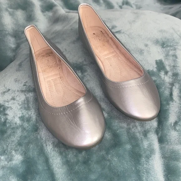 Danskin Flats - Picture 1 of 6